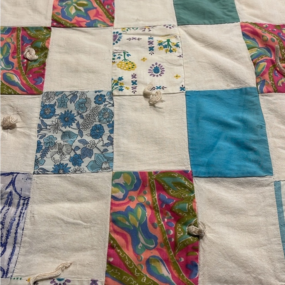 Patchwork Quilt with Multicolor Design - Picture 10 of 14